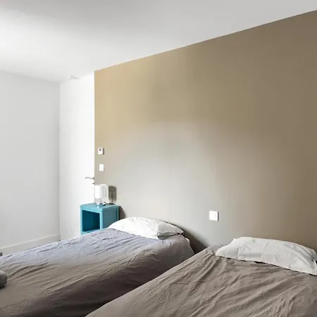 Draperie Des Saptes, Piscine Apartament