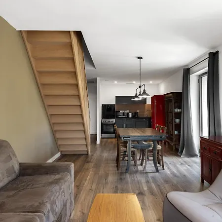 Draperie Des Saptes, Piscine Apartament